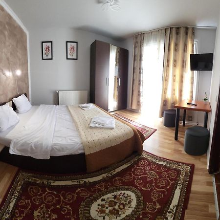 Pensiunea Mountain King Sîmbăta de Sus Екстериор снимка