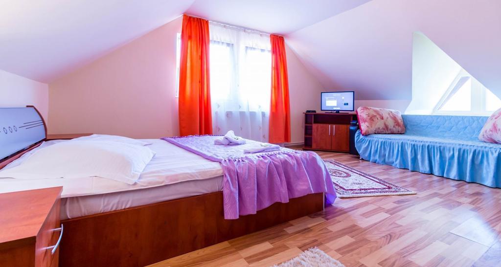 Pensiunea Mountain King Sîmbăta de Sus Екстериор снимка